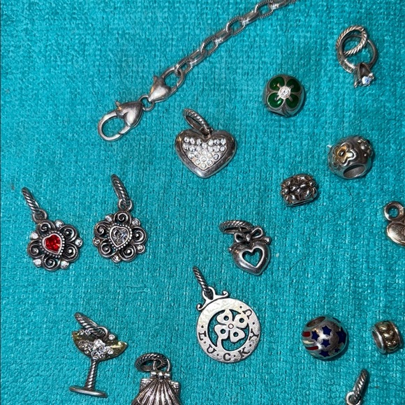 Vintage Brighton Charm bracelet with tin. 26 charms. 7.5 inches. - Picture 11 of 16